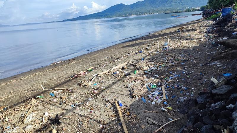 Warga Keluhkan Sampah Plastik Berserakan di Pantai Boulevard ll Manado Sulawesi Utara