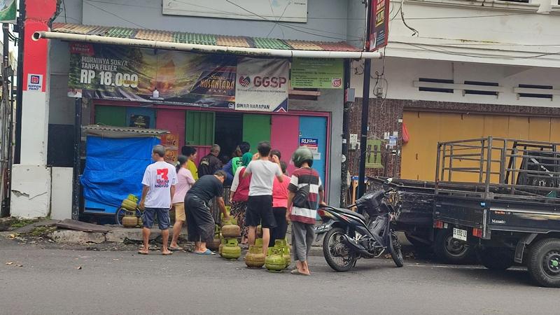 Natal Hari Kedua Warga Manado Berburu Gas Elpiji 3 Kilogram, Masih Langka