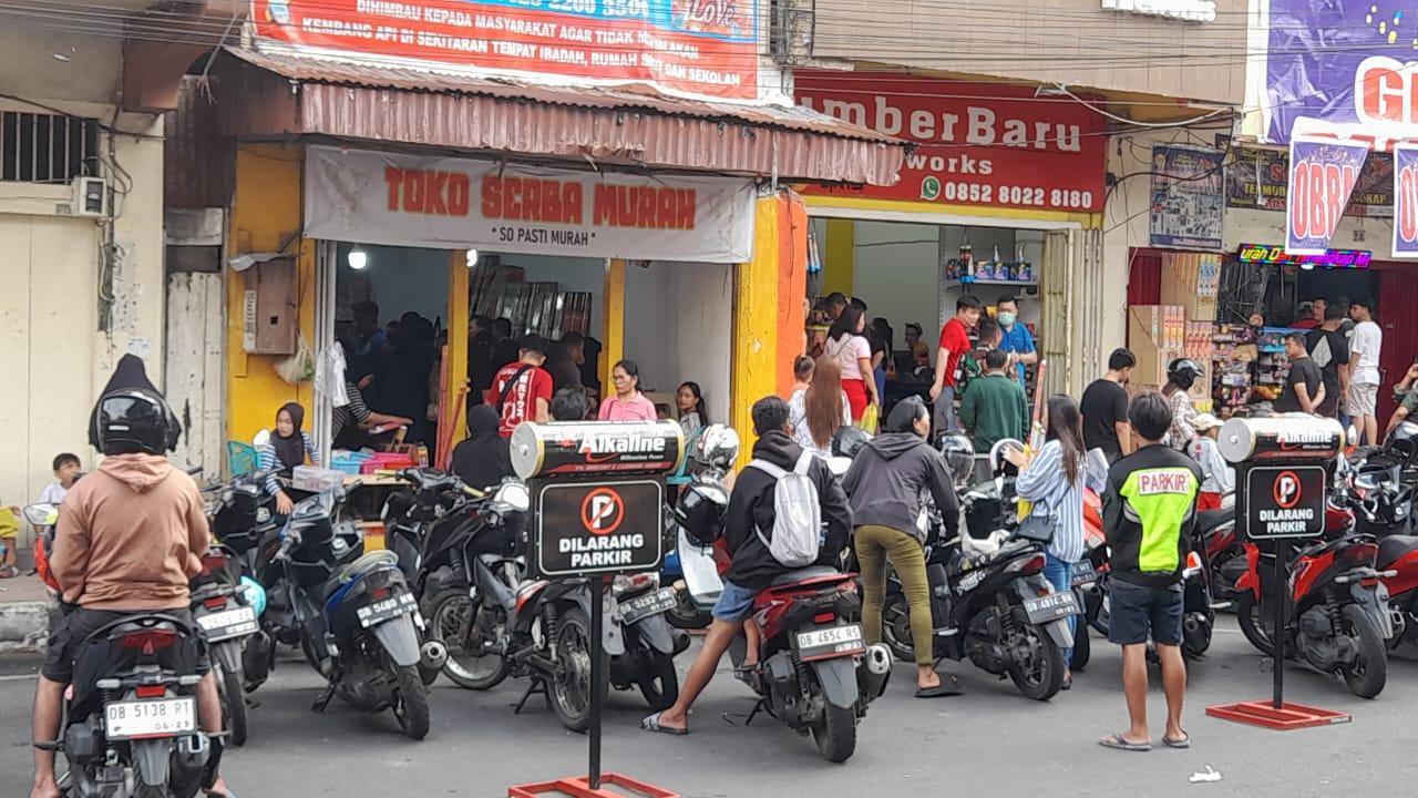 Jelang Malam Pergantian Tahun, Warga Manado Sulut Serbu Kios Kembang Api di Kampung Cina
