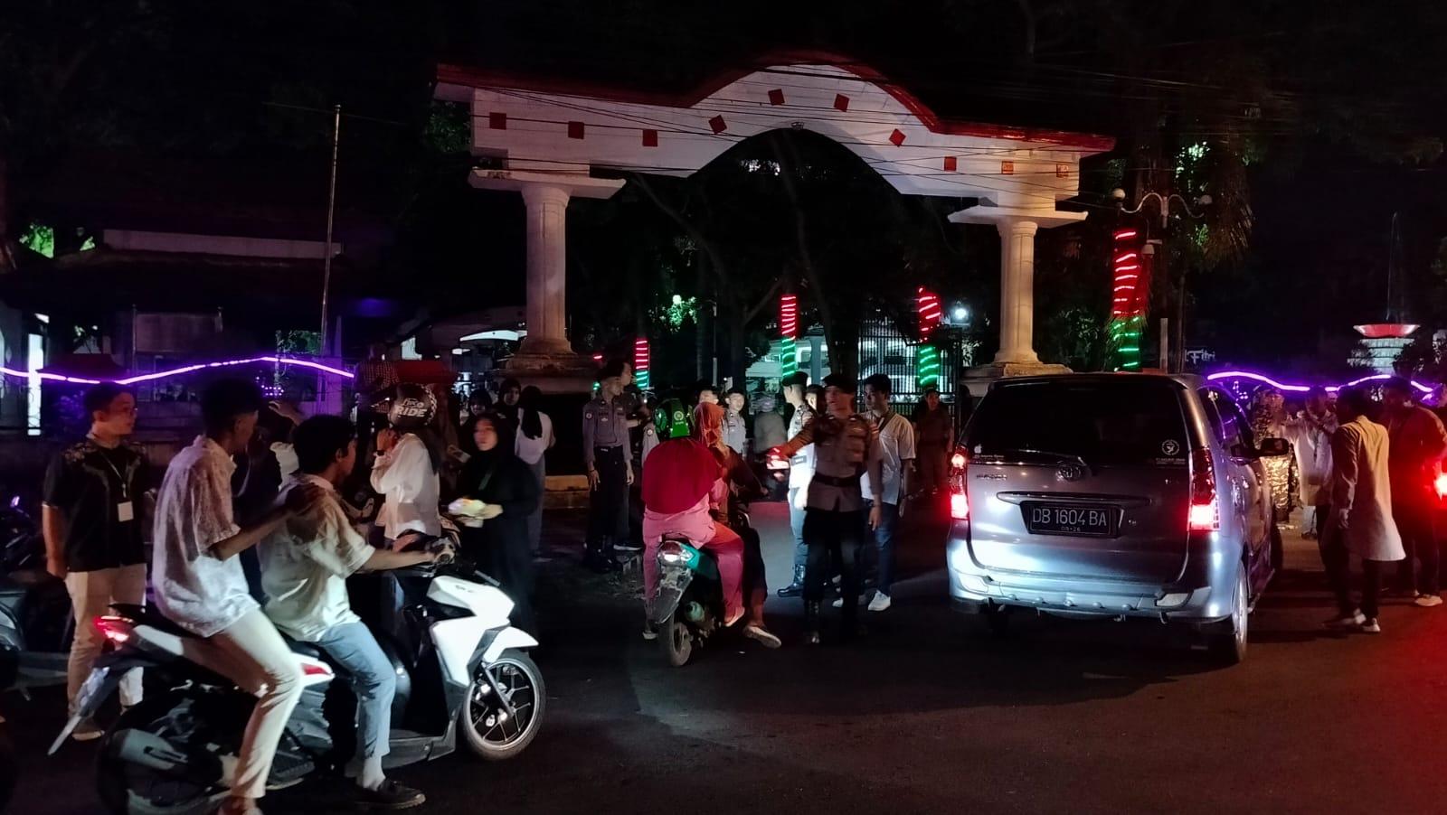 BREAKING NEWS: Jelang Malam Takbiran, Ratusan Warga Manado Mulai Berkumpul di Kantor Gubernur Sulut