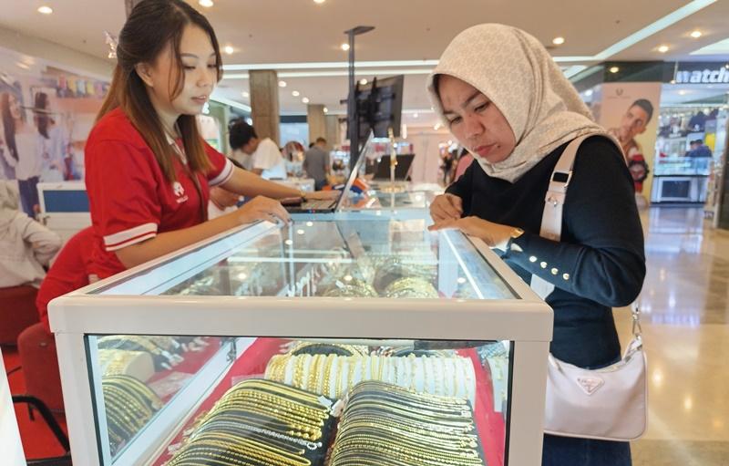 Warga-berburu-perhiasan-di-bazaar-yang-dilakukan-Galeri-24lo0.jpg