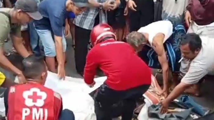 Warga-dan-petugas-saat-mengevakuasi-korban-kecelakaan-lalu-lintas.jpg