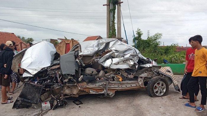 Kecelakaan Maut, 2 Orang Tewas Dihantam Kereta Api, Saksi: Mobil Berhenti di Tengah Jalur Rel