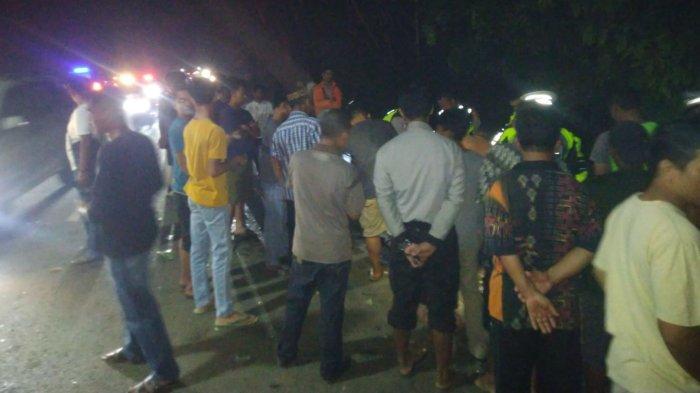 Warga-memadati-lokasi-kecelakaan-lalu-lintas-di-jalan-lintas-Desa-Kota-Baru.jpg