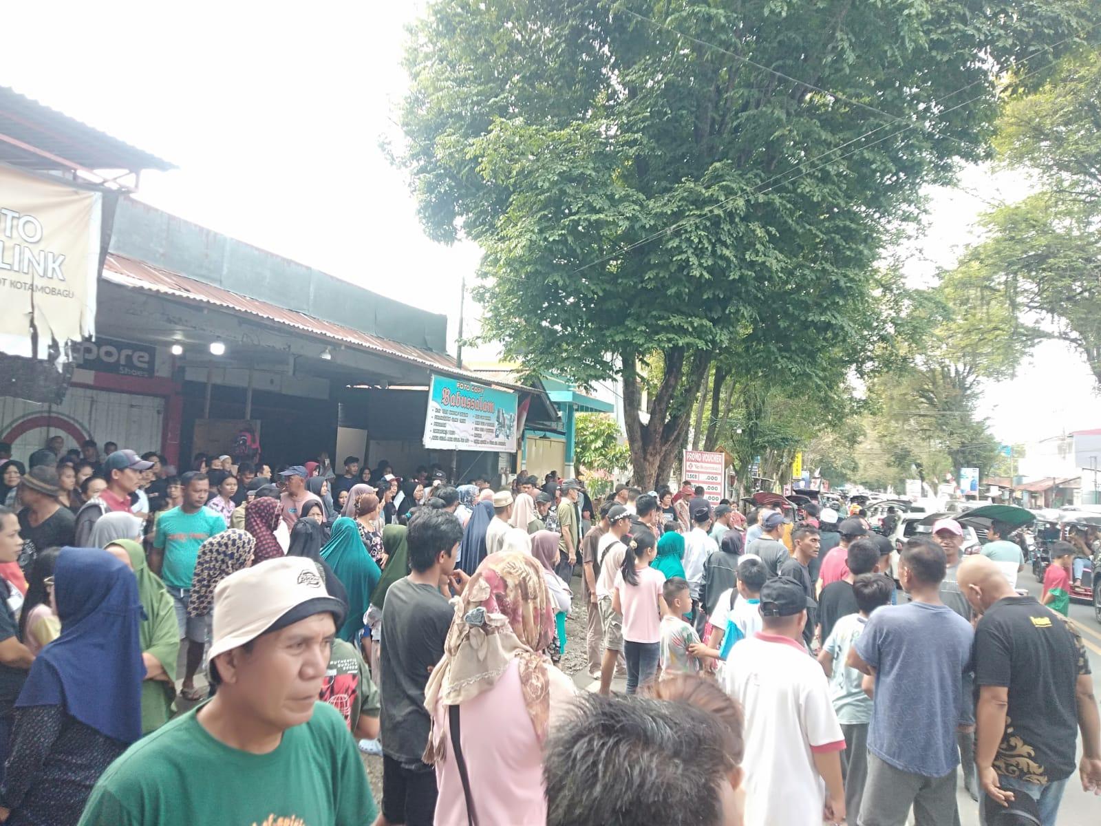 Warga-memadati-seputaran-rumah-bocah-5-tahun-di-Kotamobagu-yajgjghjg.jpg