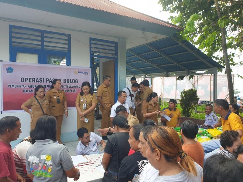 Warga-yang-mengantre-untuk-membeli-beras-pada-kegiatan-operasi-pasar-di.jpg