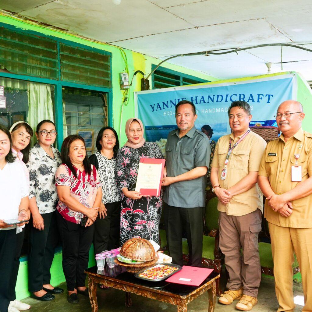 Wawali-Manado-Richard-Sualang-serahkan-bantuan-FHGFGHYU7989789LK89.jpg
