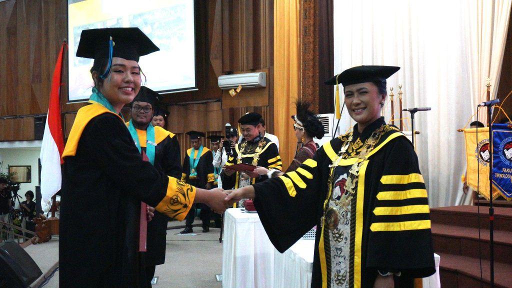 Rektor UKSW Melepas 1.095 Lulusan, Ajak Menjadi Agen Perubahan yang Kritis, Inovatif dan Cerdas