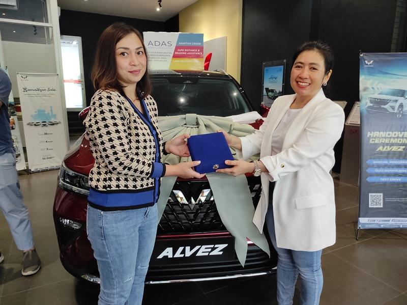 Wuling-Kumala-menyerahkan-unit-Wuling-Alvez-kepada-customer-pertama-yang.jpg
