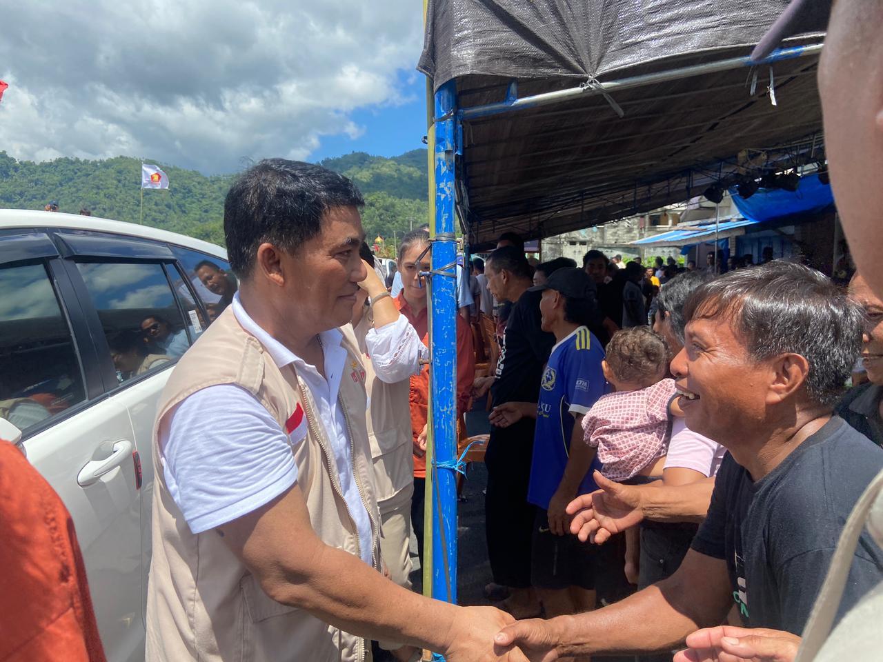 Pilgub Sulut 2024, Cagub Sulut Yulius Komaling Sapa Nelayan di Kampung Tidore Sangihe