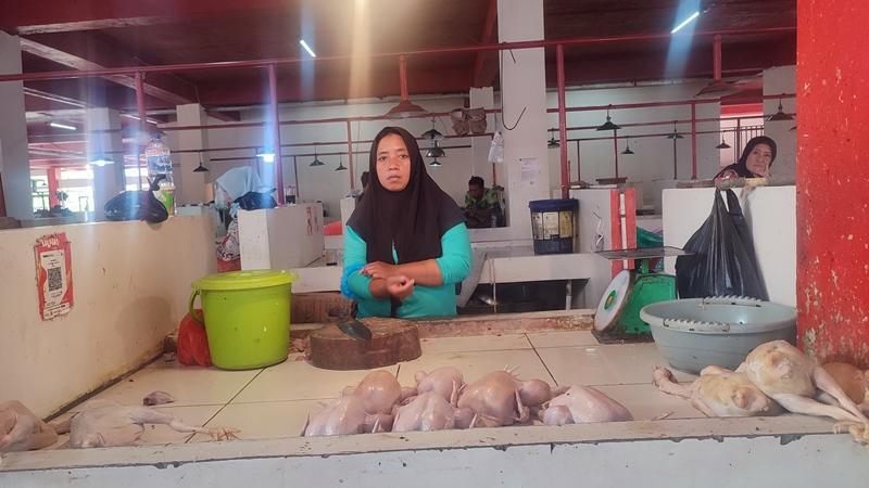 Yuslin-pedang-daging-ayam-di-Pasar-Bersehati-Manado-Sulawesi-Utara-Pada-Senin-622023.jpg