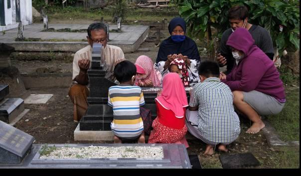 Ziarah-ke-makam-keluarga-atau-leluhur-menjelang-bulan-suci-Ramadan.jpg