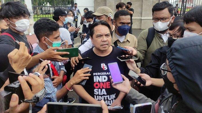 Potret Ade Armando Saat Dirawat di UGD RS, Dosen UI Itu Tertawa Ucapkan Hal ini: Nggak Boleh Takut