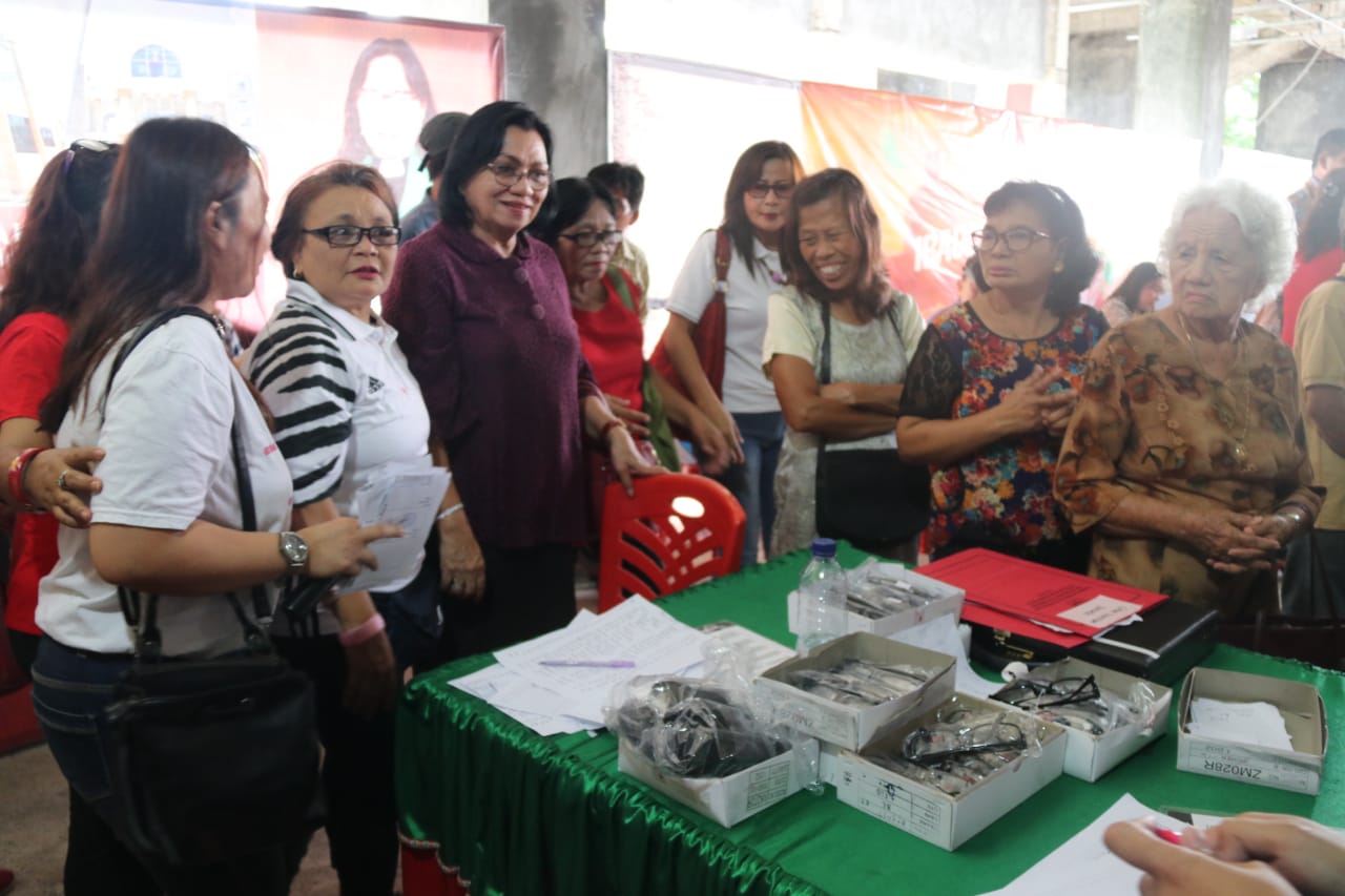 Peduli Kesehatan, Adriana Dondokambey Buka Layanan Berobat Gratis untuk Warga Lansia