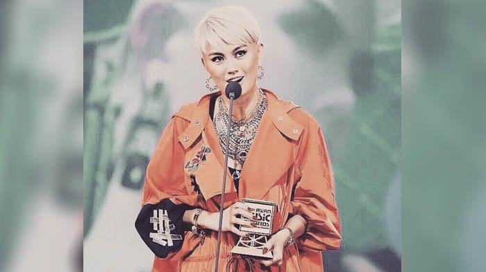 agnez-mo-raih-penghargaan-di-mama-2017_20171126_104959.jpg