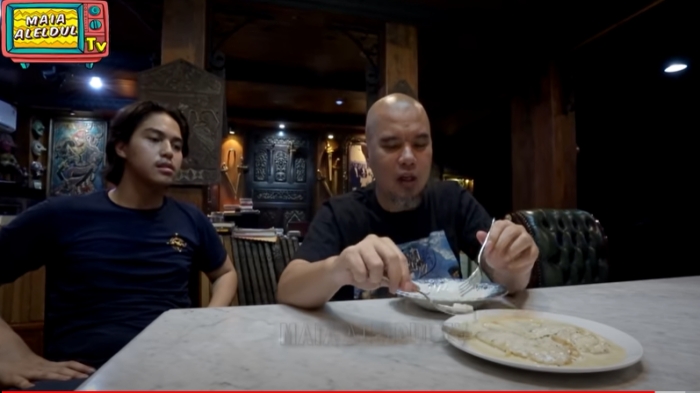 ahmad-dhani-saat-mencicipi-makanan-dari-maia-estianty-yang-dibawa-oleh-el-rumi.jpg