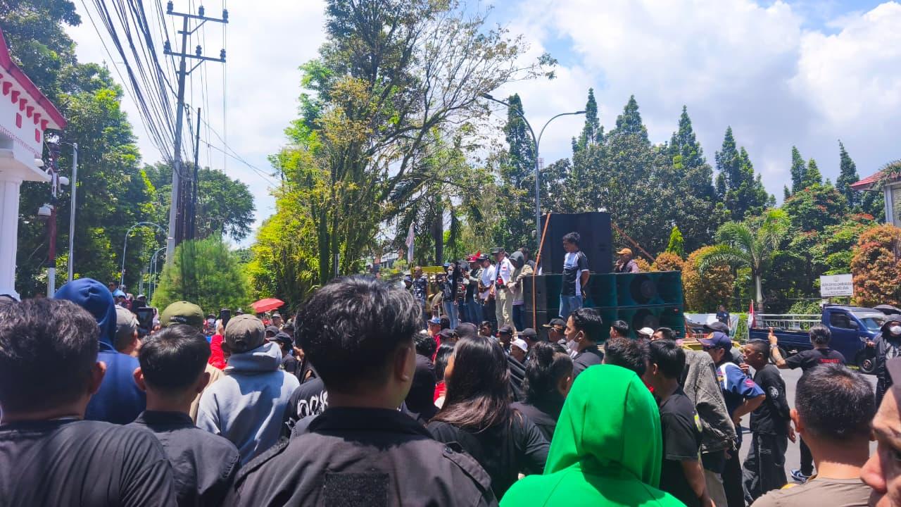 aksi-demonstrasi-damai-di-Kantor-Gubernur-Sulawesi-Utara-Rabu-132026.jpg