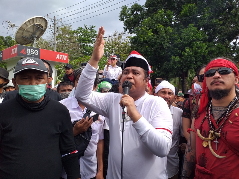 aksi-demonstrasi-oleh-aliansi-ppkm-di-depan-gedung-dprd-sulut-kamis-2682021.jpg