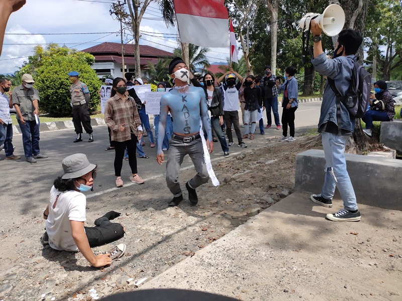 aksi-teatrikal-warnai-aksi-mahasiswa-di-dprd-kotamobagu.jpg
