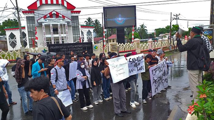 aksi-unjuk-rasa-di-Kotamobagu.jpg