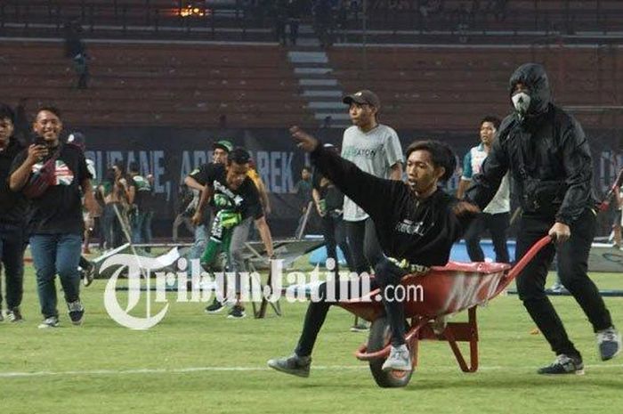 Aksi Vandalisme Oknum Bonek Bikin Stadion GBT Rusak Parah, Bajul Ijo Bisa Tekor