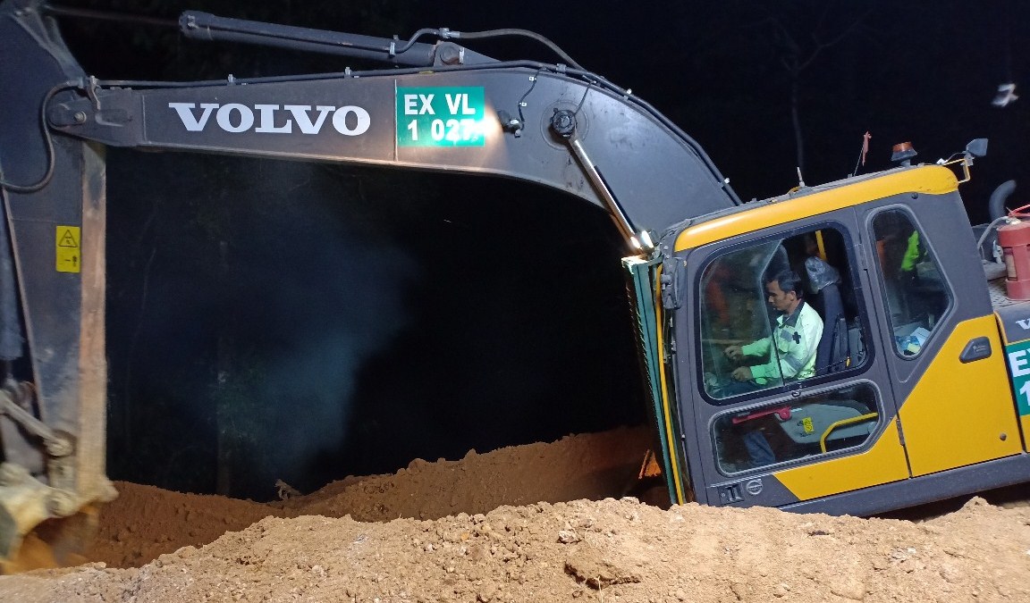 Alat Berat Terus Buka Akses ke Kawasan Tambang Bakan yang Longsor