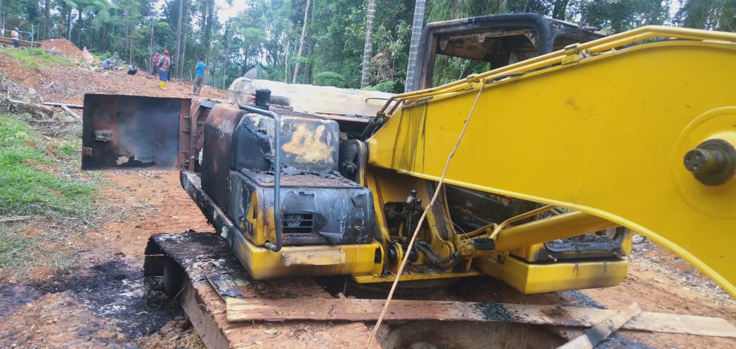 alat-berat-yang-terbakar-di-tambang-tobayagan-minggu-952021.jpg