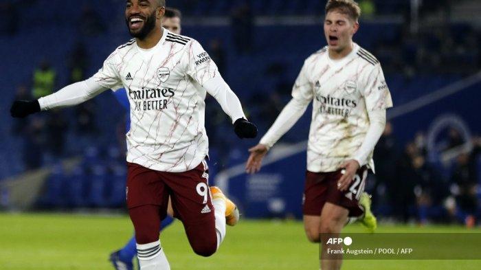 alexandre-lacazette-merayakan-gol-pertama.jpg