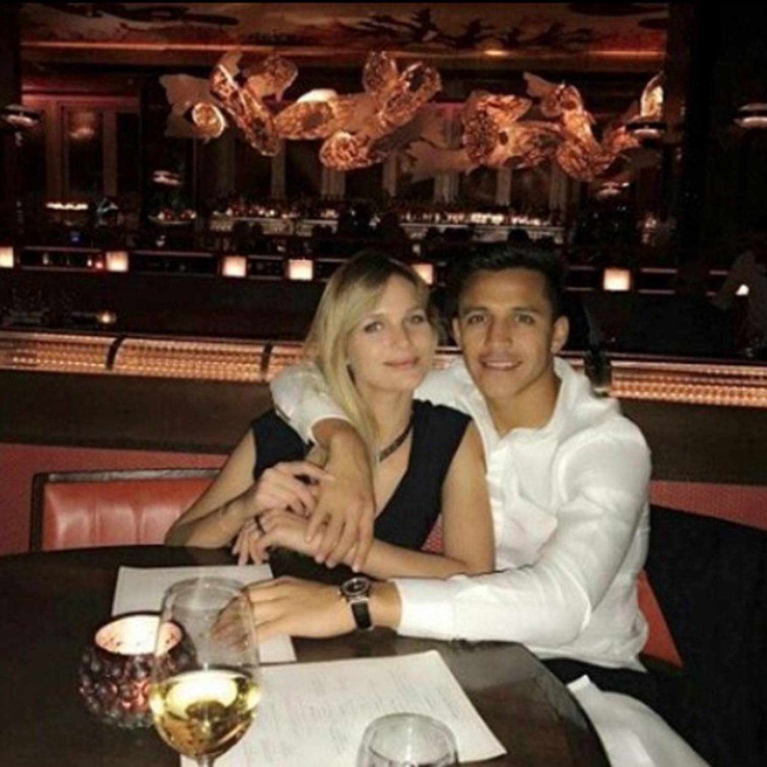 alexis-sanchez-dan-istrinya-mayte-rodriquez_20180308_161258.jpg