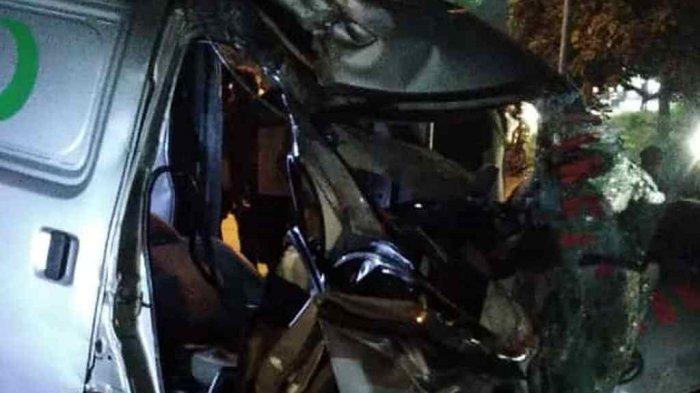 ambulans-ringsek-di-bagian-depan-setelah-kecelakaan-adu-banteng-dengan-truk.jpg