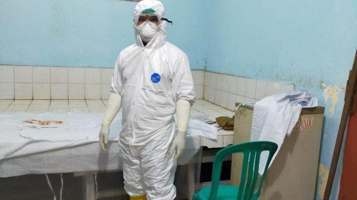 amri-tua-manik-petugas-pemulasaraan-rsudam-mengenakan-baju-hazmat.jpg