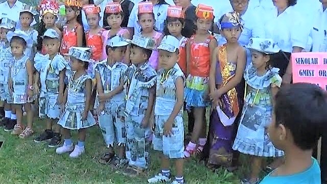 anak-paud-tk-dan-sd-di-sitaro-memanfaatkan-limbah-untuk-dijadikan-pakaian-karnaval_20180906_220232.jpg