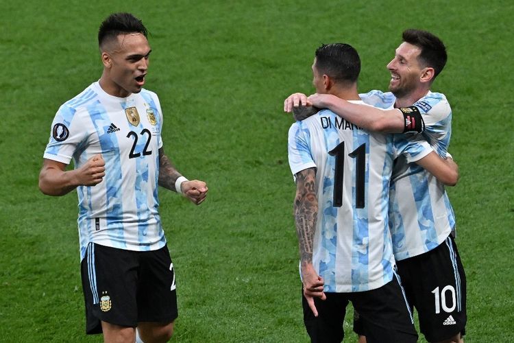 angel-di-maria-melakukan-perayaan-bersama-lionel-messi-dan-lautaro-martinez.jpg