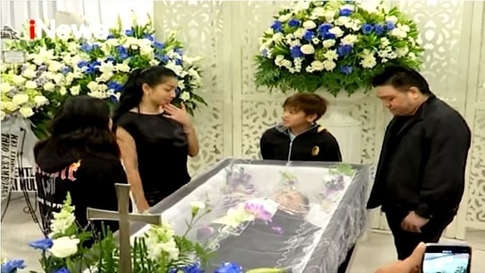 angel-karamoy-dan-steven-rumangkang-bersama-anak-mereka-saat-di-rumah-duka-ventje-rumangkang.jpg