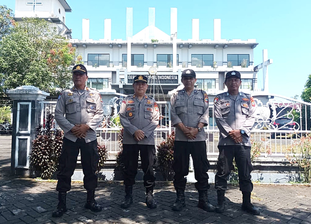 anggota-polisi-yang-mengamankan-jalannya-ibadah-paskah-di-minahasa-selatan-sulawesi-utara.jpg