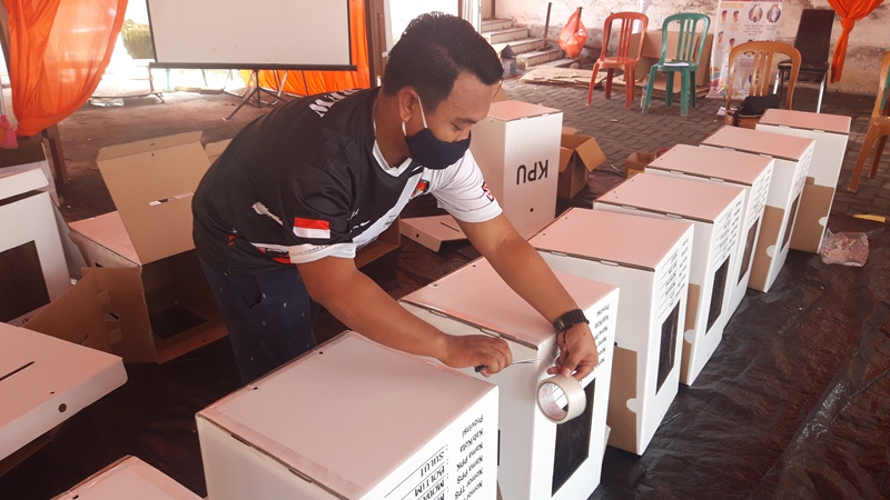 KPU Boltim Kemasi Logistik yang Akan Mulai Disalurkan Sehari Menjelang Pencoblosan