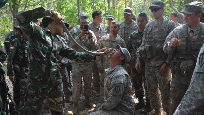 anggota-tni-minum-darah-ular.jpg