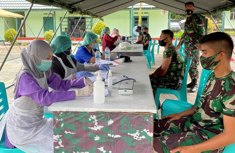 anggota-tni-yang-sedang-menjalani-screening-sebelum-melakukan-vaksin.jpg