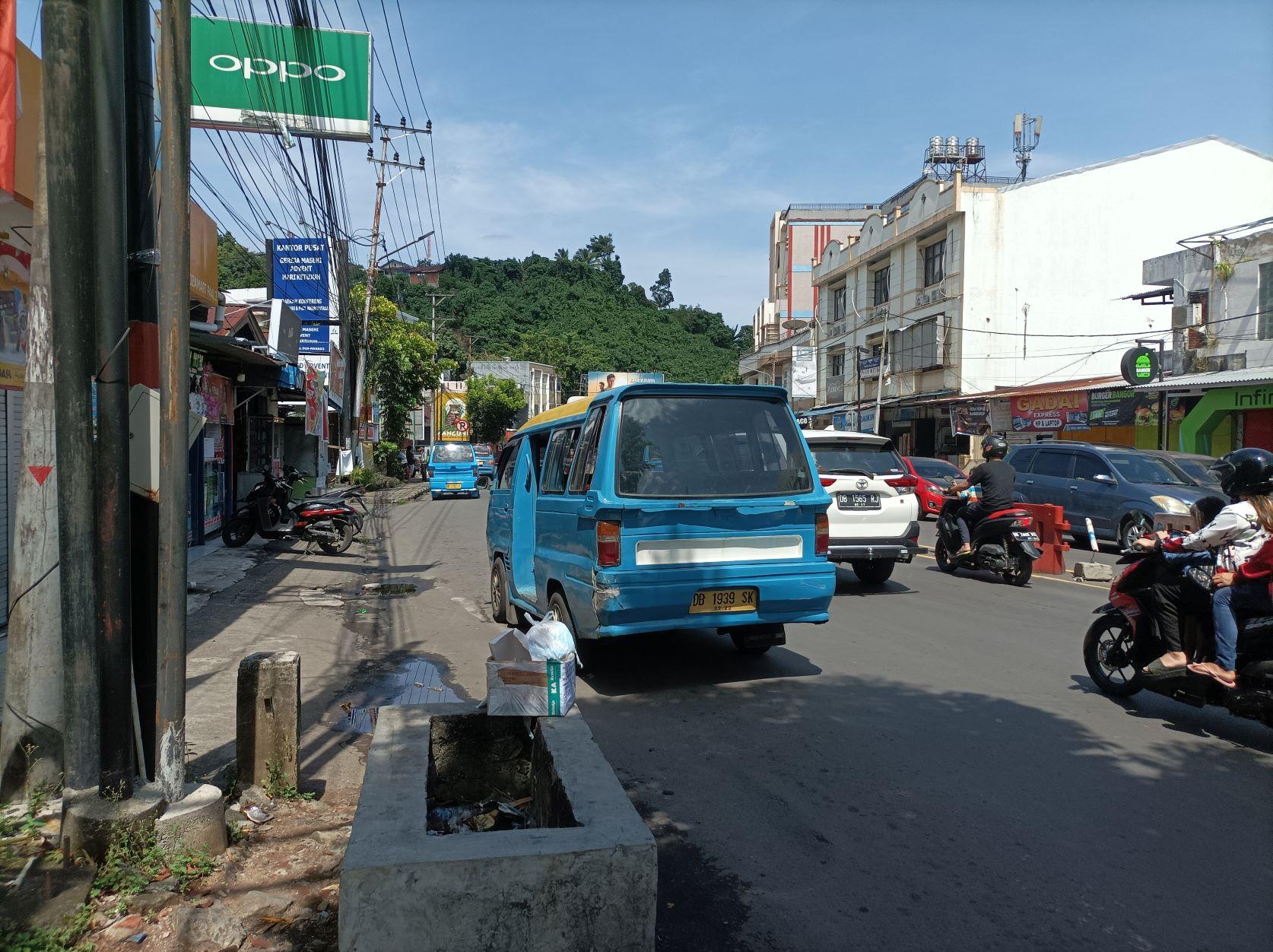 angkot-manado-pinggir-jalan.jpg