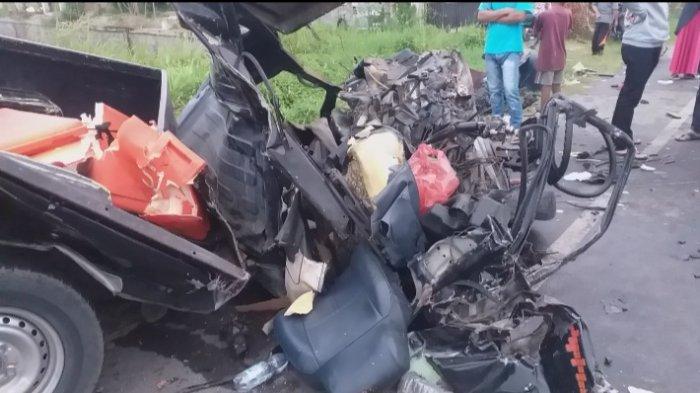 Kecelakaan Maut Pukul 03.00 WIB, Ayah dan Anaknya Tewas, Mobil Pikap Ringsek Tabrakan dengan Bus