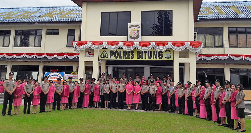 Naik Pangkat, Polisi Ini Lakukan Hal Yang Tak Biasa