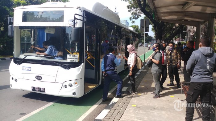 Anies Baswedan Targetkan 100 Unit Bus Listrik Transjakarta Beroperasi Tahun Ini