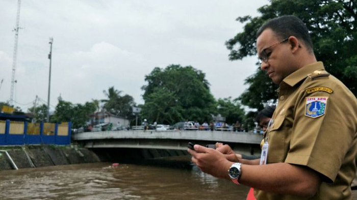 anies-pantau-banjir_20180206_100752.jpg