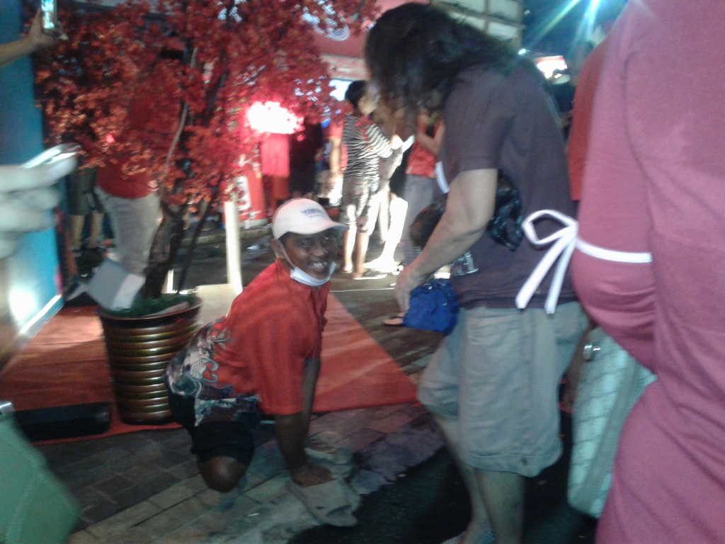 Di tengah kerumunan ada sosok Anta, Setiap Tahun Dia Ikut Ramaikan Imlek