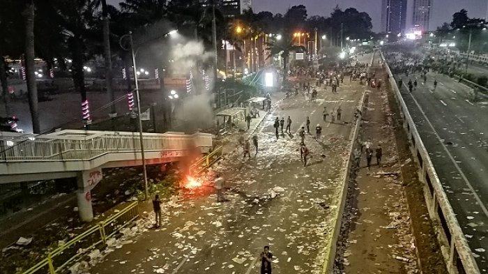 Polisi Halau Mahasiswa Menjauh dari Gedung DPR RI, Terlihat Kobaran Api di Beberapa Titik