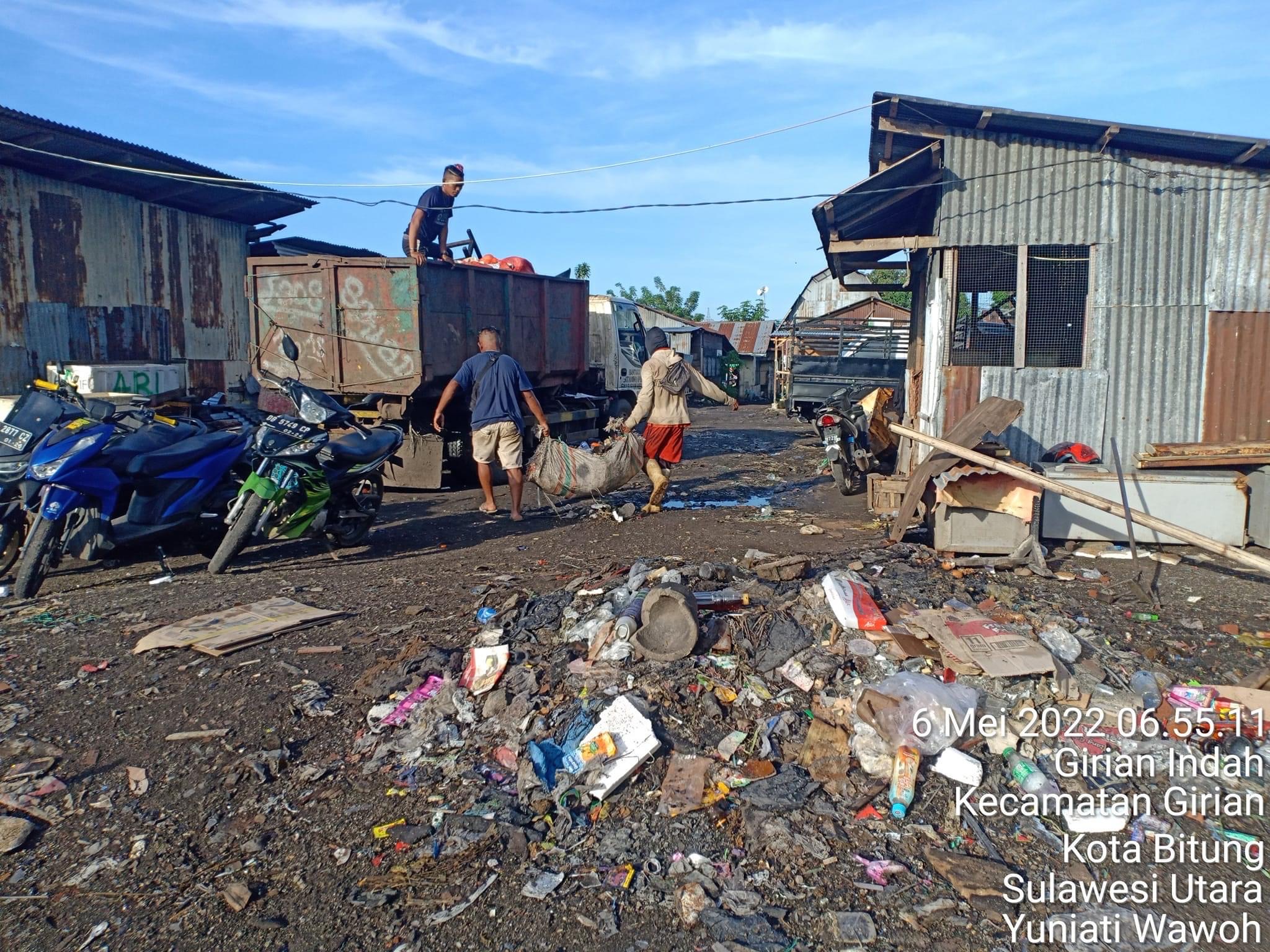 Lima Mobil Sampah Diterjunkan, Bantu Angkut Puing Sisa Kebakaran di Pasar Girian Kota Bitung