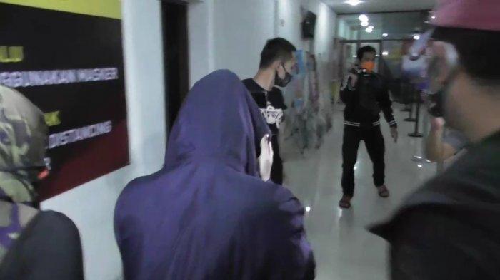 artis-ftv-berinisial-hh-tengah-saat-diamankan-petugas-polrestabes-medan.jpg