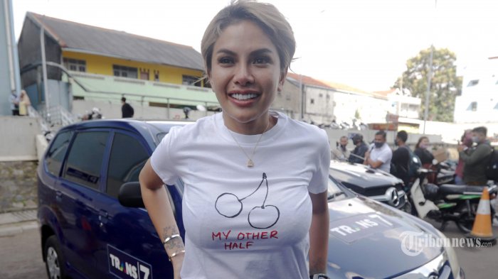 artis-nikita-mirzani-saat-ditemui-di-kawasan-tendean.jpg