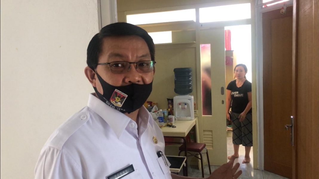 asisten-satu-pemkab-minahasa-denny-mangala-memantau-rumah-singgah-perawat-covid-19-tondano.jpg