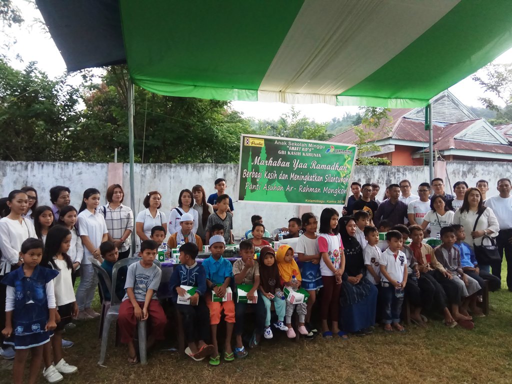 ASM GBI Kasih Karunia Kotamobagu Berbagi Kasih Dengan Anak Panti Asuhan Ar-Rahman
